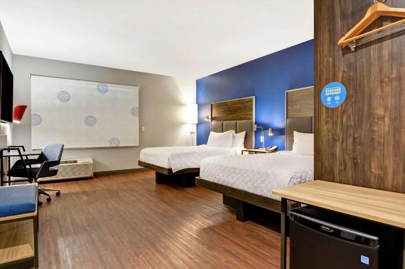 Queen Room with Two Queen Beds - Mobility Access image 4