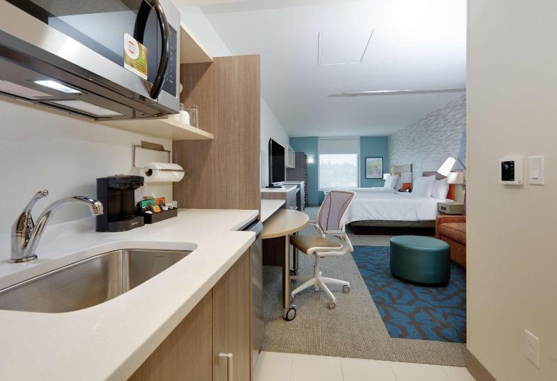 Queen Studio with Two Queen Beds - Non-Smoking image 1