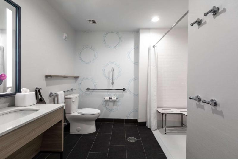 King Room with Roll-In Shower - Mobility Access image 2