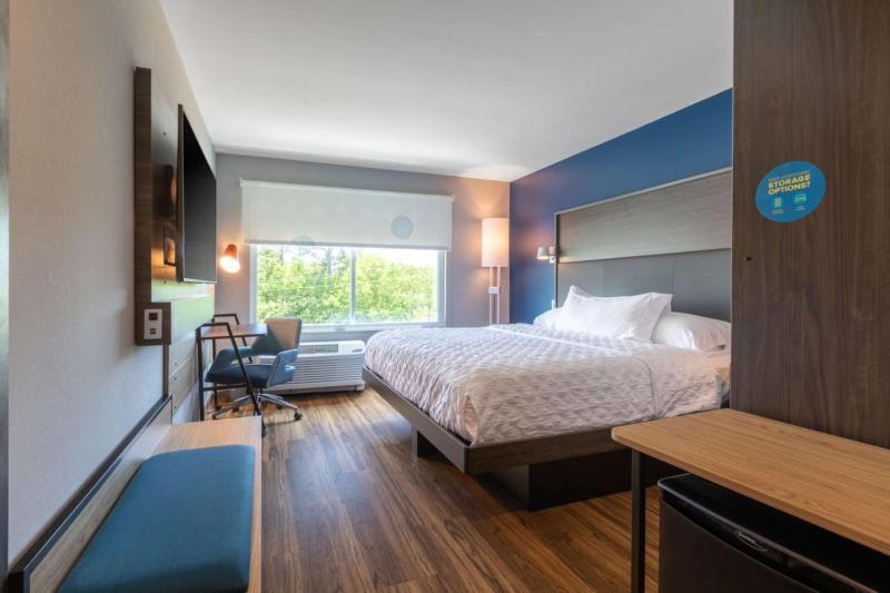 King Room image 3