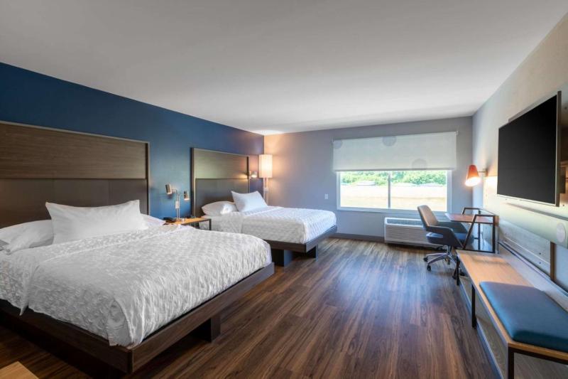 Queen Room with Two Queen Beds and Roll-In Shower - Mobility Access/Non-Smoking image 3