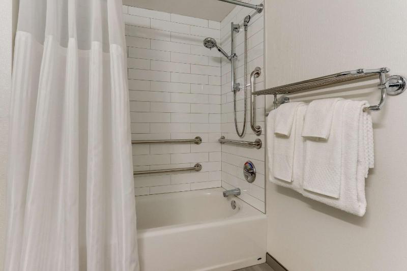 King Room - Mobility Accessible  image 2