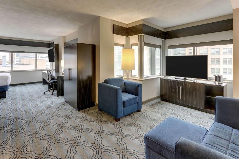 DoubleTree by Hilton St. Louis Forest Park - image 7