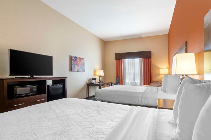 Queen Room with Two Queen Beds image 3