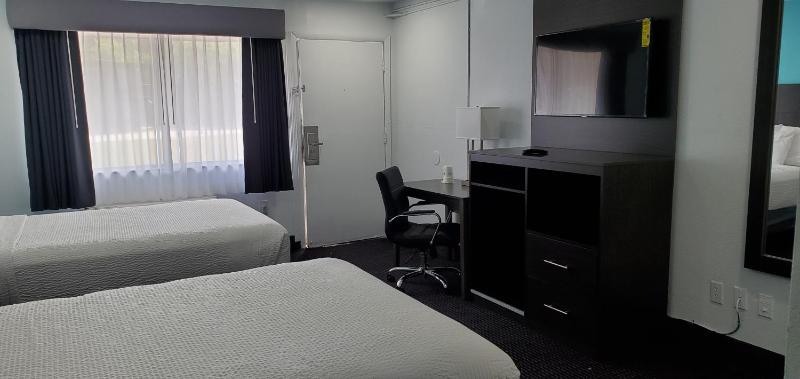 Double Room with Two Double Beds - Pet Friendly/Non-Smoking image 4