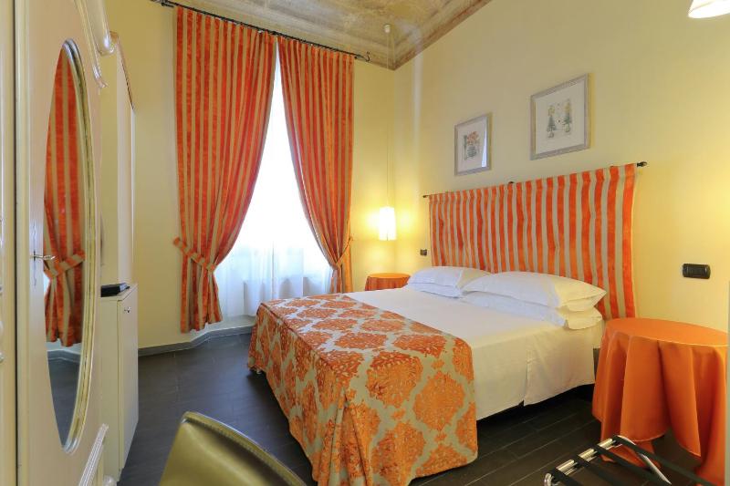 Double Room image 3