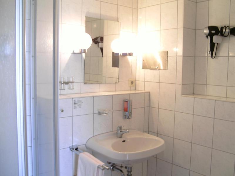 Double Room with Extra Bed image 4