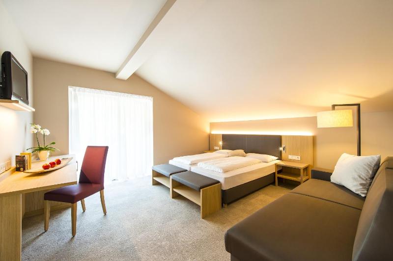 Double Room with Garden View image 3