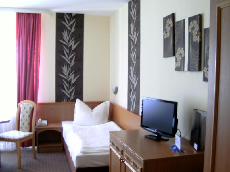 Twin Room image 1