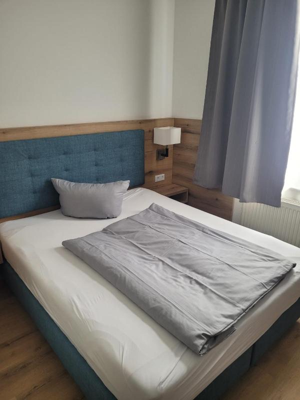 Large Single Room image 3