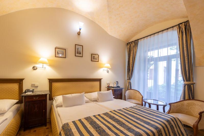 Deluxe Triple Room image 4