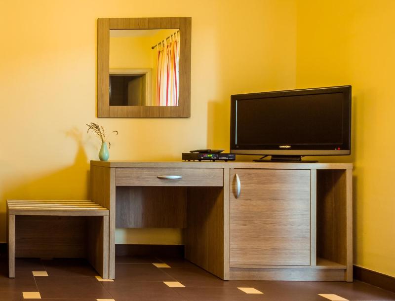 Double or Twin Room with Partial Sea View image 4