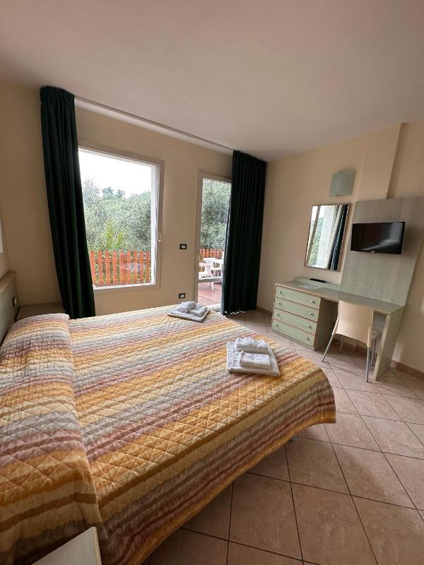 One-Bedroom Apartment (5 Adults) image 3