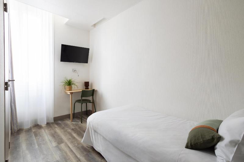 Compact Single Room image 3