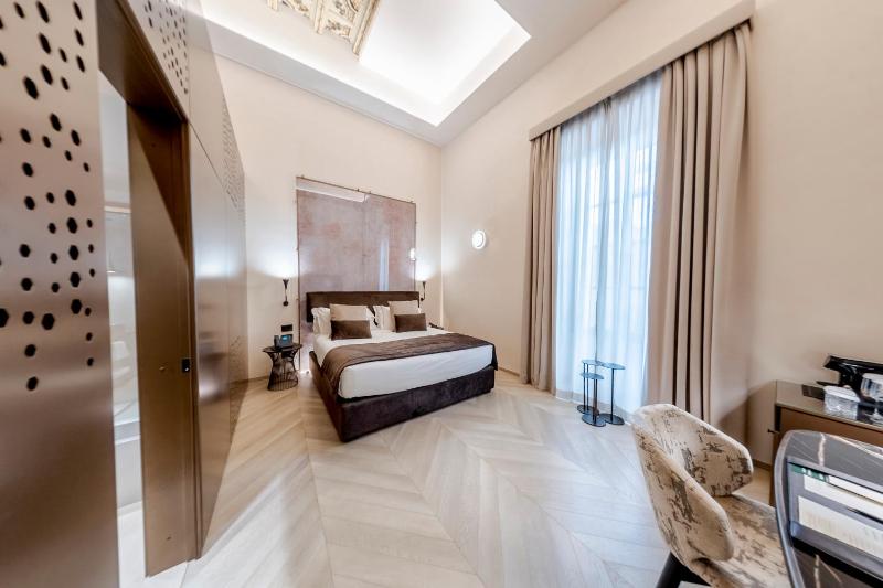 Large Double Room image 3