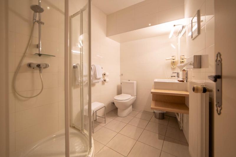 Classic Double Room image 3