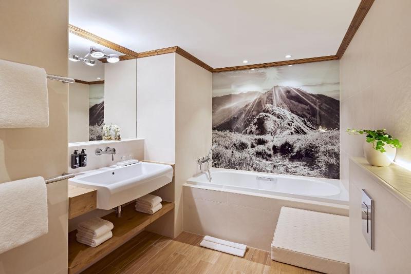 One-Bedroom Suite with Balcony and Mountain View image 2