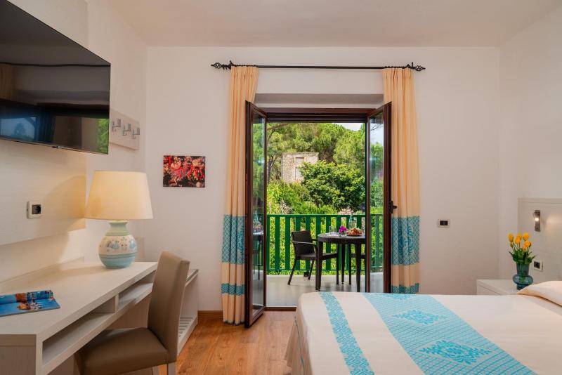 Triple Room with Balcony image 1