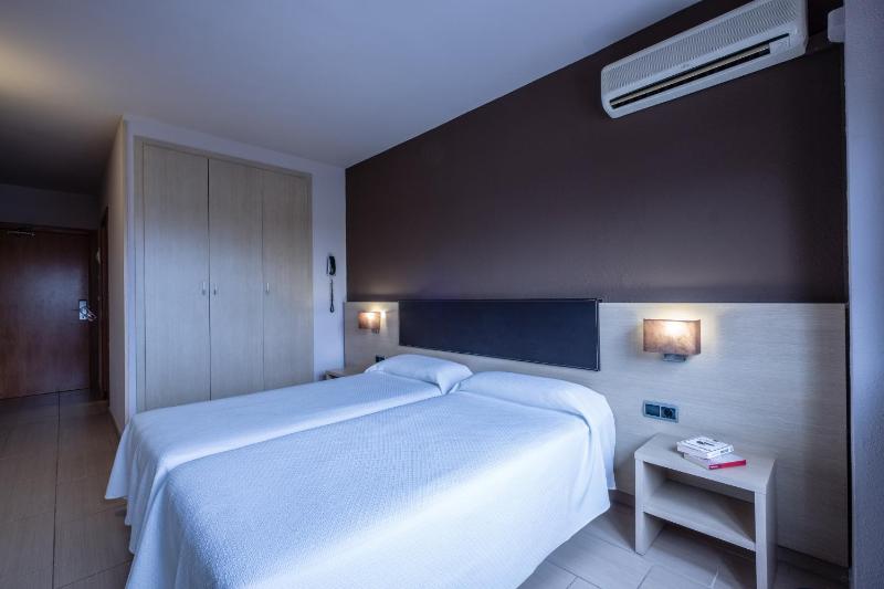 Double or Twin Room image 3