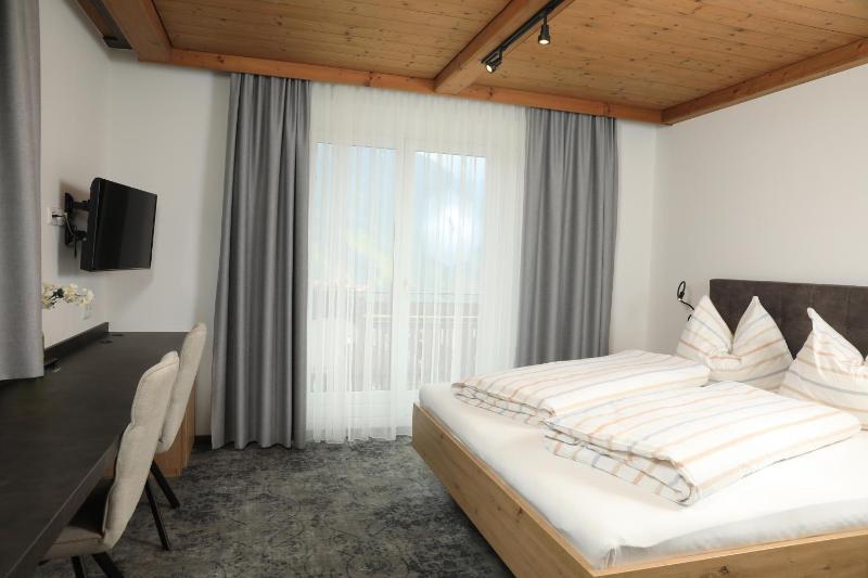 Deluxe Double Room with Balcony image 3