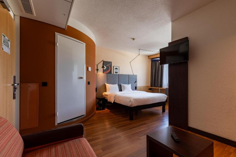 Standard Double Room with Sofa image 3