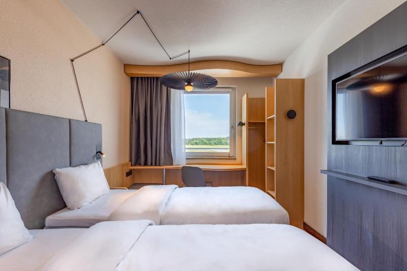 Standard Twin Room image 3