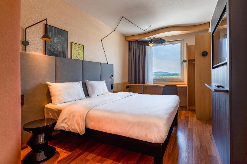 Standard Double Room image 3