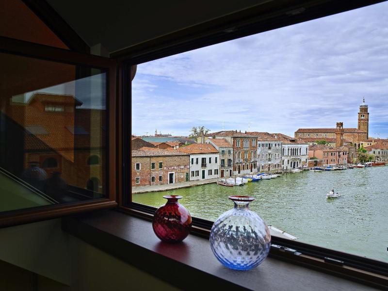 Junior King Suite with Canal View image 3