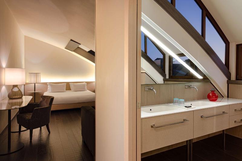 Junior King Suite with Canal View image 4