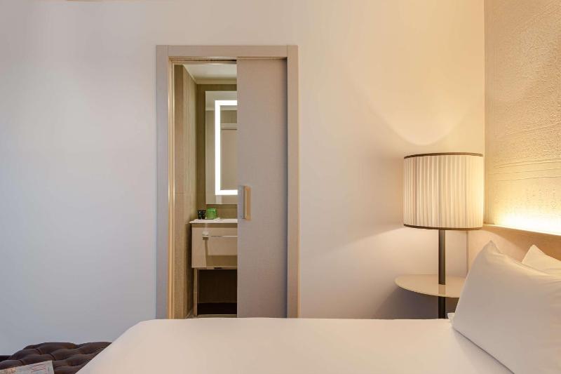 King Room with Courtyard View image 1