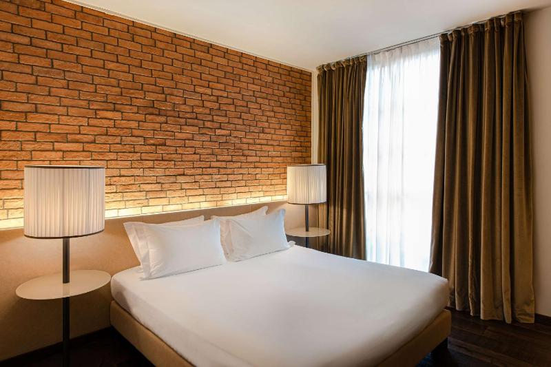Deluxe King Room image 3