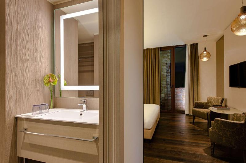 Twin Room image 3