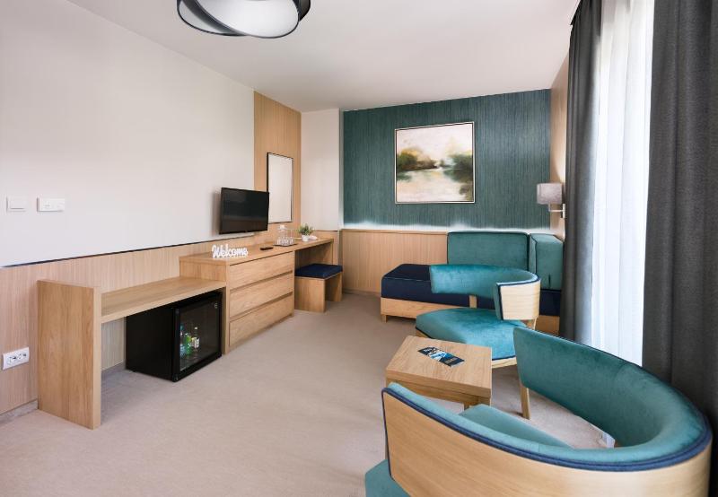 Superior Double Room with Balcony image 4
