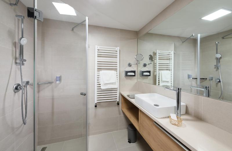 Superior Triple Room image 4