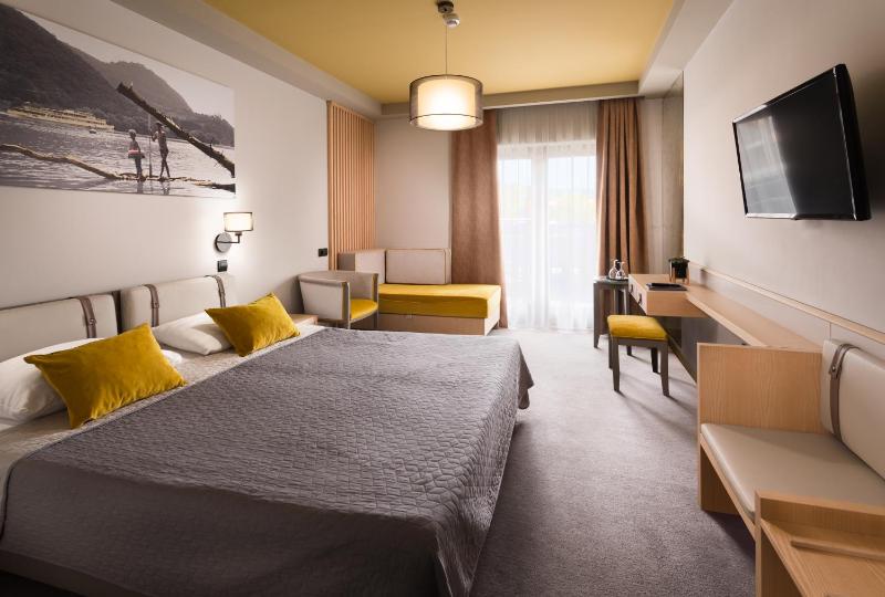 Triple Room with Balcony image 3