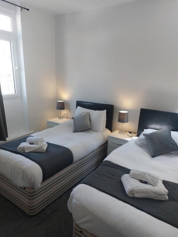 Twin Room with Private Bathroom image 4
