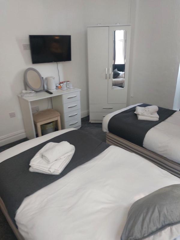 Twin Room with Private Bathroom image 3