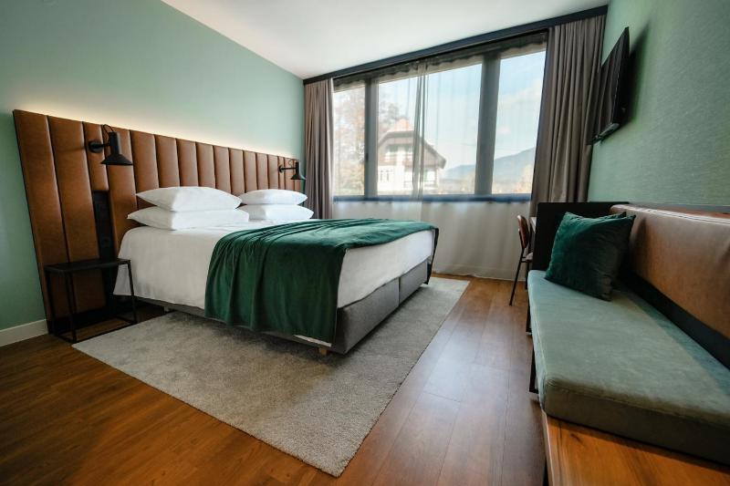 Superior Twin Room image 3