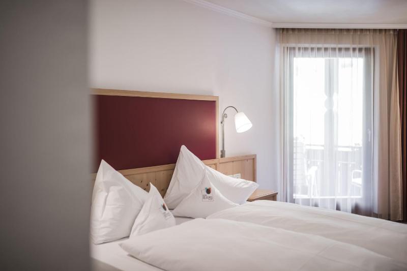 Double Room with Balcony image 4