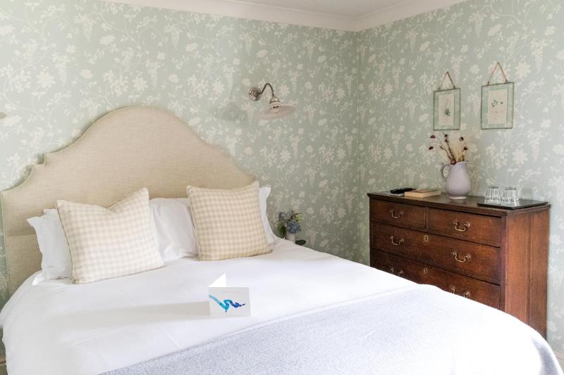 Small Double Room image 1