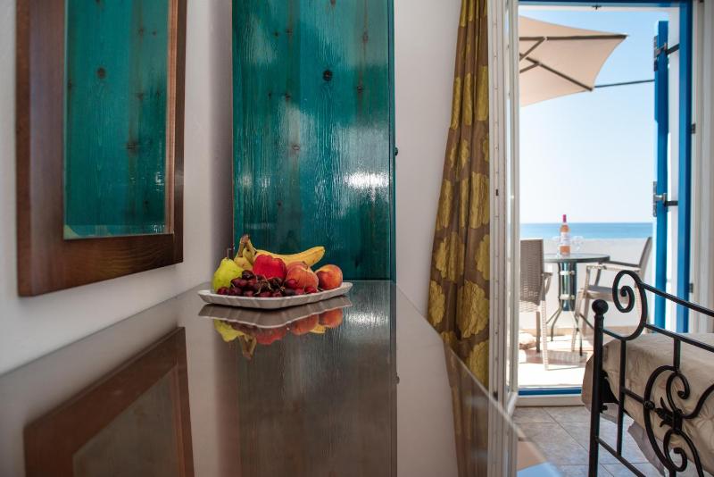 Studio (2 Adults) with Sea View image 3