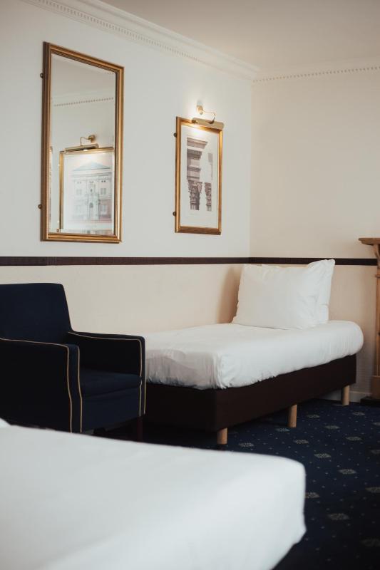 Deluxe Triple Room image 4