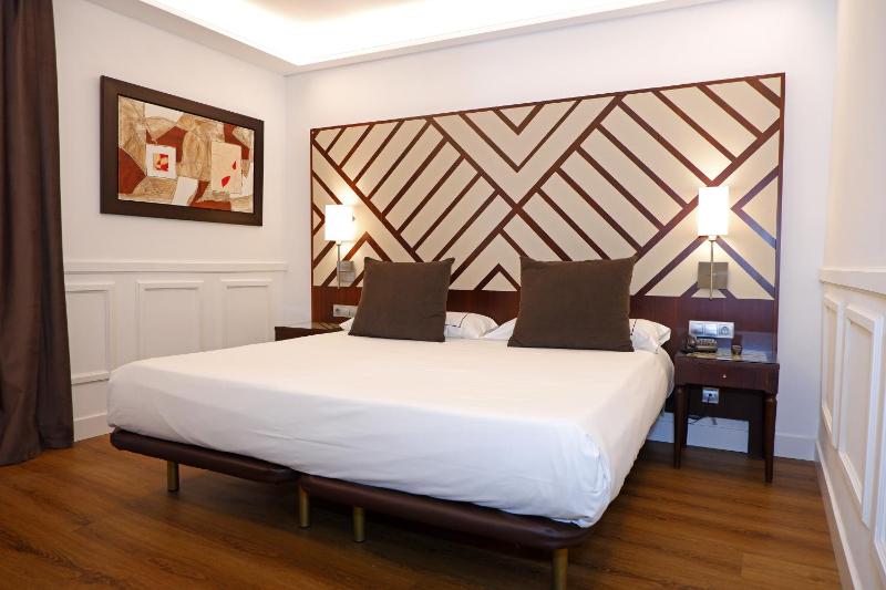 Superior Double Room with views image 3