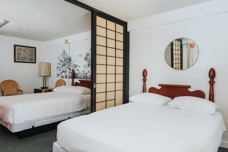 2 Bedroom Suite King and 2 Queens with Full Kitchen image 3