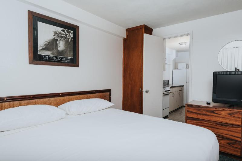 2 Bedroom Suite King and 2 Queens with Full Kitchen image 4