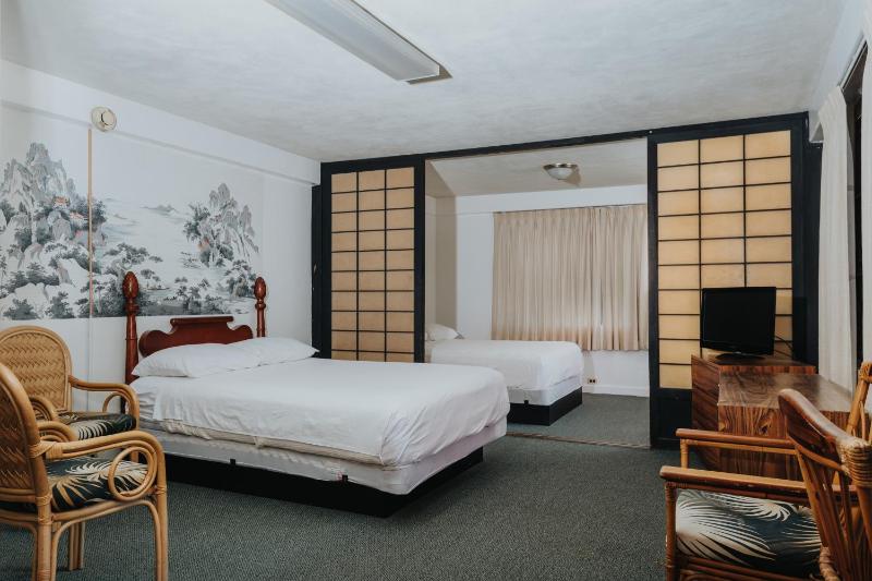 2 Bedroom Suite King and 2 Queens with Full Kitchen image 1