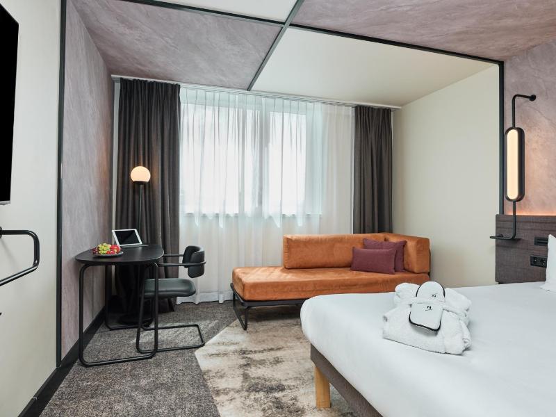 Executive Queen Room with Sofa image 2