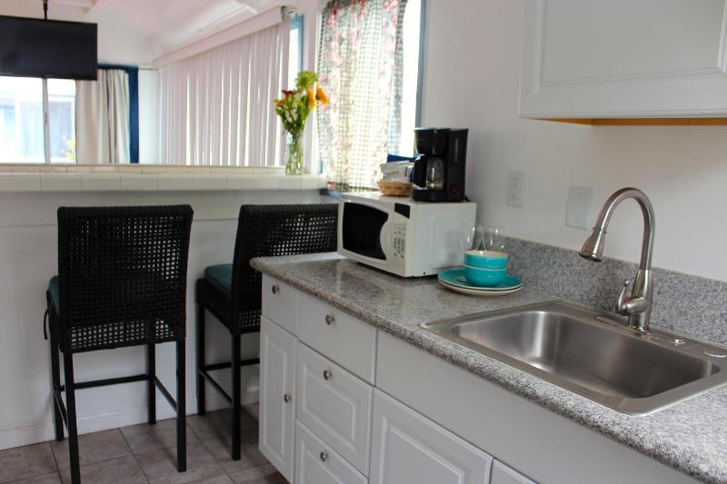 Queen Room with Kitchenette image 2