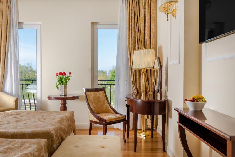 Deluxe Double or Twin Room with Balcony image 4