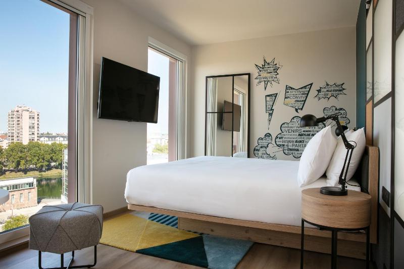 King Room with City and Cathedral View image 4